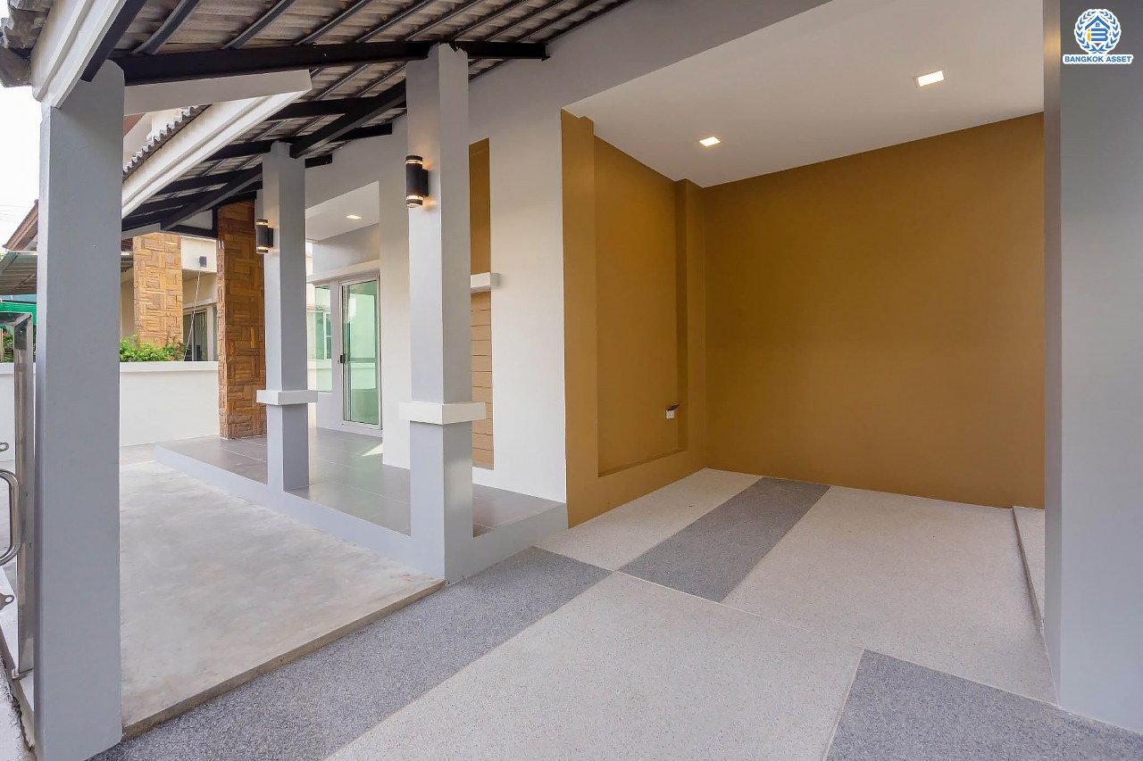 บ้านมือสองตกแต่งใหม่ ม.เดอะไพรเวซี่ ไพร์มเพลส รัตนาธิเบศร์-บางใหญ่ พื้นที่กว้างกว่า 39 ตร.ว. รองรับทุกความสุข ฟังก์ชัน 3 ห้องนอน 2 ห้องน้ำ จอดรถได้ 1 คัน บนทำเลเดินทางสะดวก เชื่อมต่อหลายเส้นทาง ใกล้รถไฟฟ้า "สถานีบางพลู"